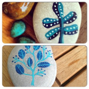 Denim mavi çakıl taşlarında